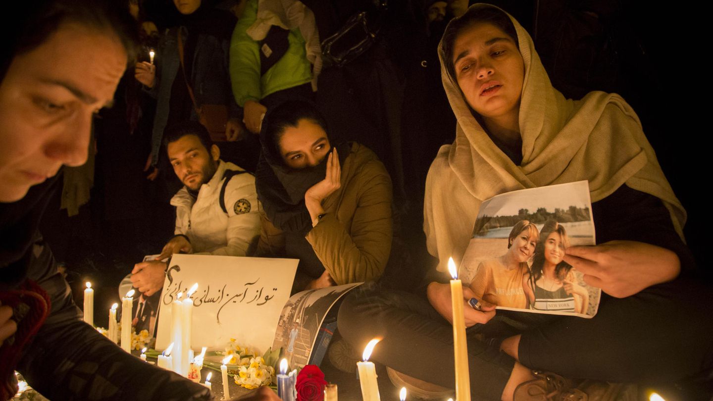 Iraner zünden Kerzen an während einer Mahnwache für die Opfer des Flugzeugabsturzes
