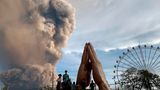 Da hilft nur beten: Der Taal pustet eine gewaltige Staubwolke in die Luft, die Säule reicht bis zu 15 Kilometer hoch.