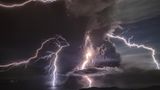 Der Ausbruch wurde von einem gewaltigen Gewitter und imposanten Blitzen begleitet. Es muss sich in dem Moment ein bisschen wie der Weltuntergang angefühlt haben.