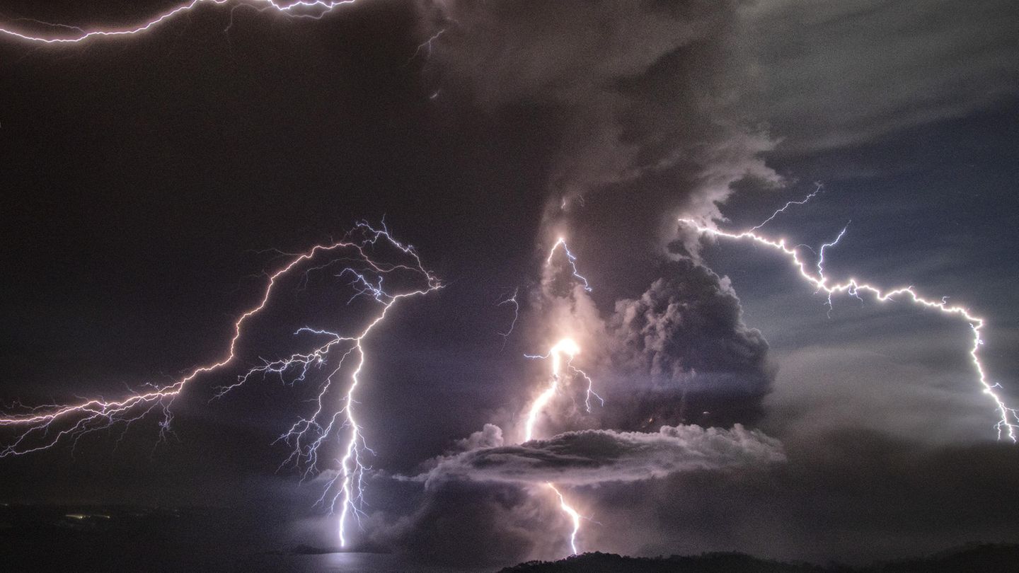 Der Ausbruch wurde von einem gewaltigen Gewitter und imposanten Blitzen begleitet. Es muss sich in dem Moment ein bisschen wie der Weltuntergang angefühlt haben.