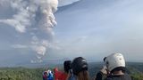 Aus sicherer Entfernung machen Neugierige Fotos