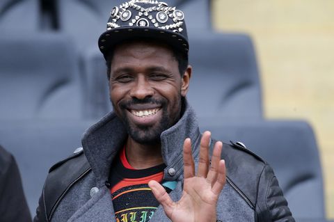 Ex-Bundesligastar Mo Idrissou winkt müde in die Kamera