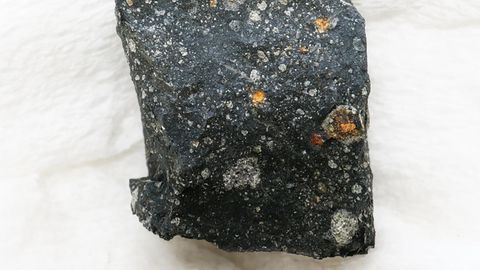 Ein schwarzes Fragment des Murchison Meteoriten