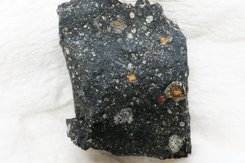 Ein schwarzes Fragment des Murchison Meteoriten