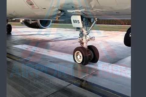 Das in den Flugzeugrumpf gedrückte Bugfahrwerk des Airbus A321