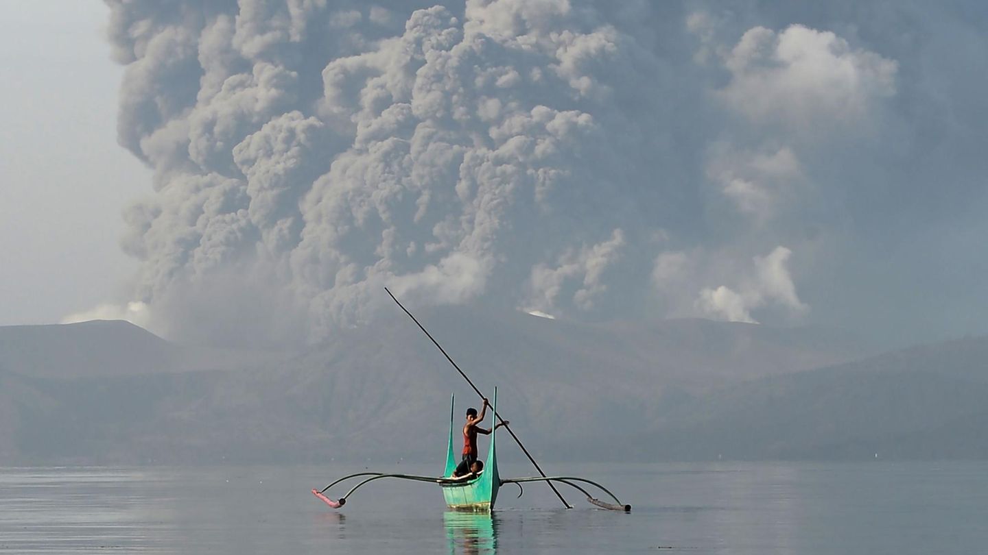 Der Taal ist umgeben von einem See. Menschen, die direkt am Fuße des Vulkans leben, fliehen deshalb mit Booten und Kanus.