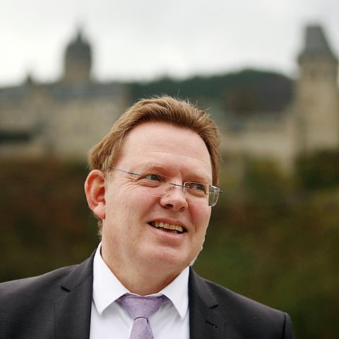 Andreas Hollstein von der CDU ist Bürgermeister von Altena in Nordrhein-Westfalen und wurde 2017 Opfer einer Messerattacke