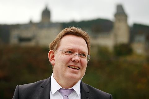 Andreas Hollstein von der CDU ist Bürgermeister von Altena in Nordrhein-Westfalen und wurde 2017 Opfer einer Messerattacke