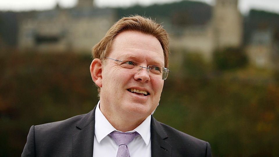 Andreas Hollstein von der CDU ist Bürgermeister von Altena in Nordrhein-Westfalen und wurde 2017 Opfer einer Messerattacke