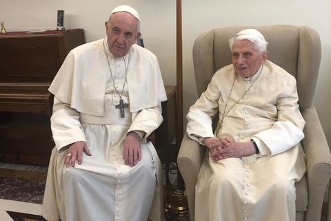Benedikt XVI., rechts im Bild, gelobte seinem Nachfolger Franziskus bedingungslose Treue