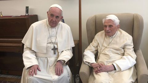 Benedikt XVI., rechts im Bild, gelobte seinem Nachfolger Franziskus bedingungslose Treue