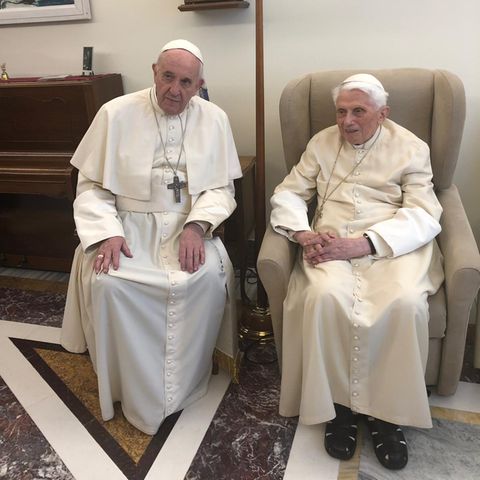 Benedikt XVI., rechts im Bild, gelobte seinem Nachfolger Franziskus bedingungslose Treue