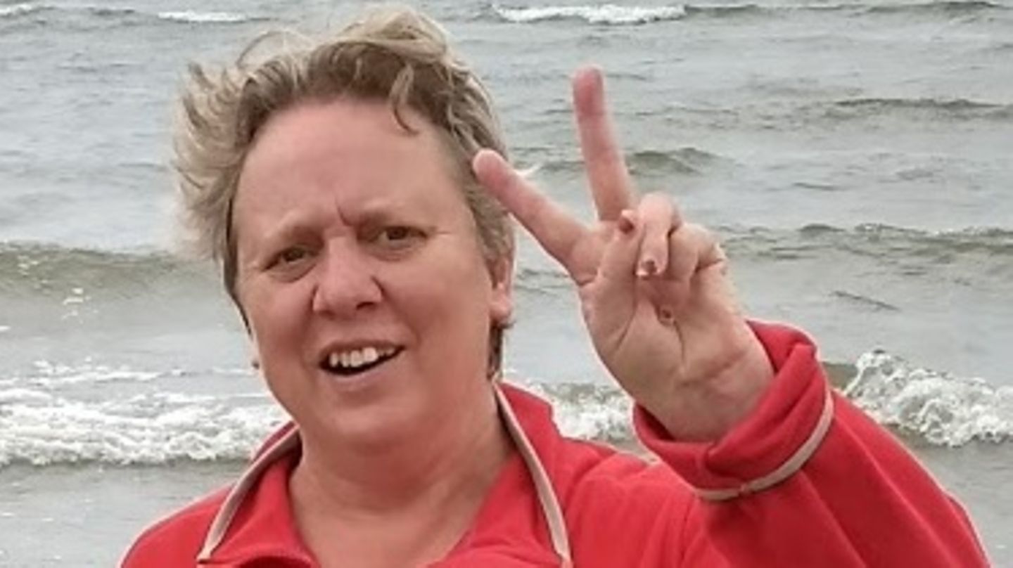 Alexandra May steht am Meer