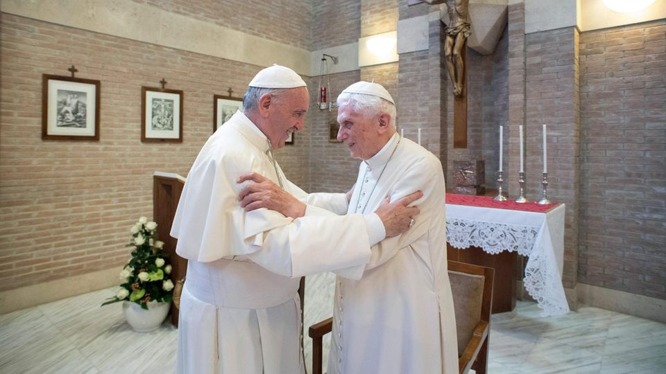 Der amtierende Papst Franziskus und sein Vorgänger Benedikt XVI.