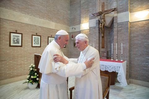 Der amtierende Papst Franziskus und sein Vorgänger Benedikt XVI.