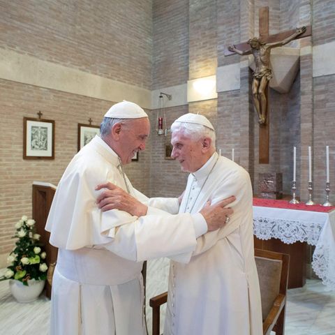 Der amtierende Papst Franziskus und sein Vorgänger Benedikt XVI.