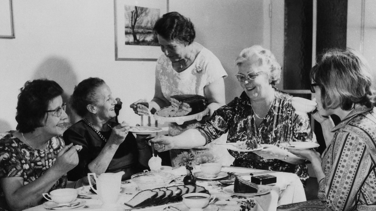 "Jetzt kommt das Wirtschaftswunder, deutsche Bauch erholt sich auch und ist schon sehr viel runder", sang Wolfgang Neuss 1958, zehn  Jahre nach der Einführung der D-Mark. 