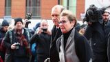 Viele Weggefährten, Kollegen und Freunde aus der Branche haben sich im Michel von Jan Fedder verabschiedet, zum Beispiel Schauspieler Peter-Heinrich Brix mit seiner Frau Angelika 