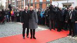 Bürgermeister Peter Tschentscher (SPD) kommt mit seiner Frau Eva-Maria