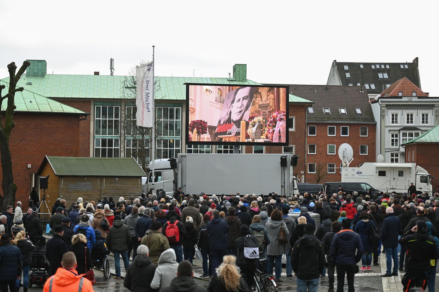 Live-Übertragung der Trauerfeier im Michel auf einer Leinwand vor der Kirche
