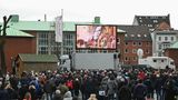 Live-Übertragung der Trauerfeier im Michel auf einer Leinwand vor der Kirche