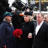 Die Witwe Marion Fedder (Mitte) kommt mit Jörg Pawlik, Produktionsleiter des Großstadtreviers, zur Trauerfeier