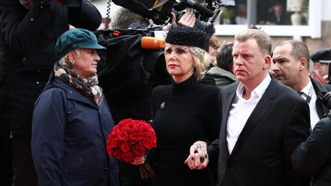 Die Witwe Marion Fedder (Mitte) kommt mit Jörg Pawlik, Produktionsleiter des Großstadtreviers, zur Trauerfeier