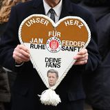 Ein Fan mit einem Herz zur Trauerfeier für den Schauspieler 