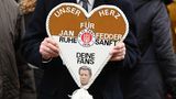 Ein Fan mit einem Herz zur Trauerfeier für den Schauspieler 