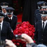 Polizisten mit dem Sarg nach der Trauerfeier