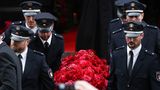 Polizisten mit dem Sarg nach der Trauerfeier