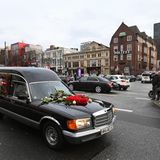Der Wagen mit Jan Fedders Sarg nach der Trauerfeier auf der Reeperbahn