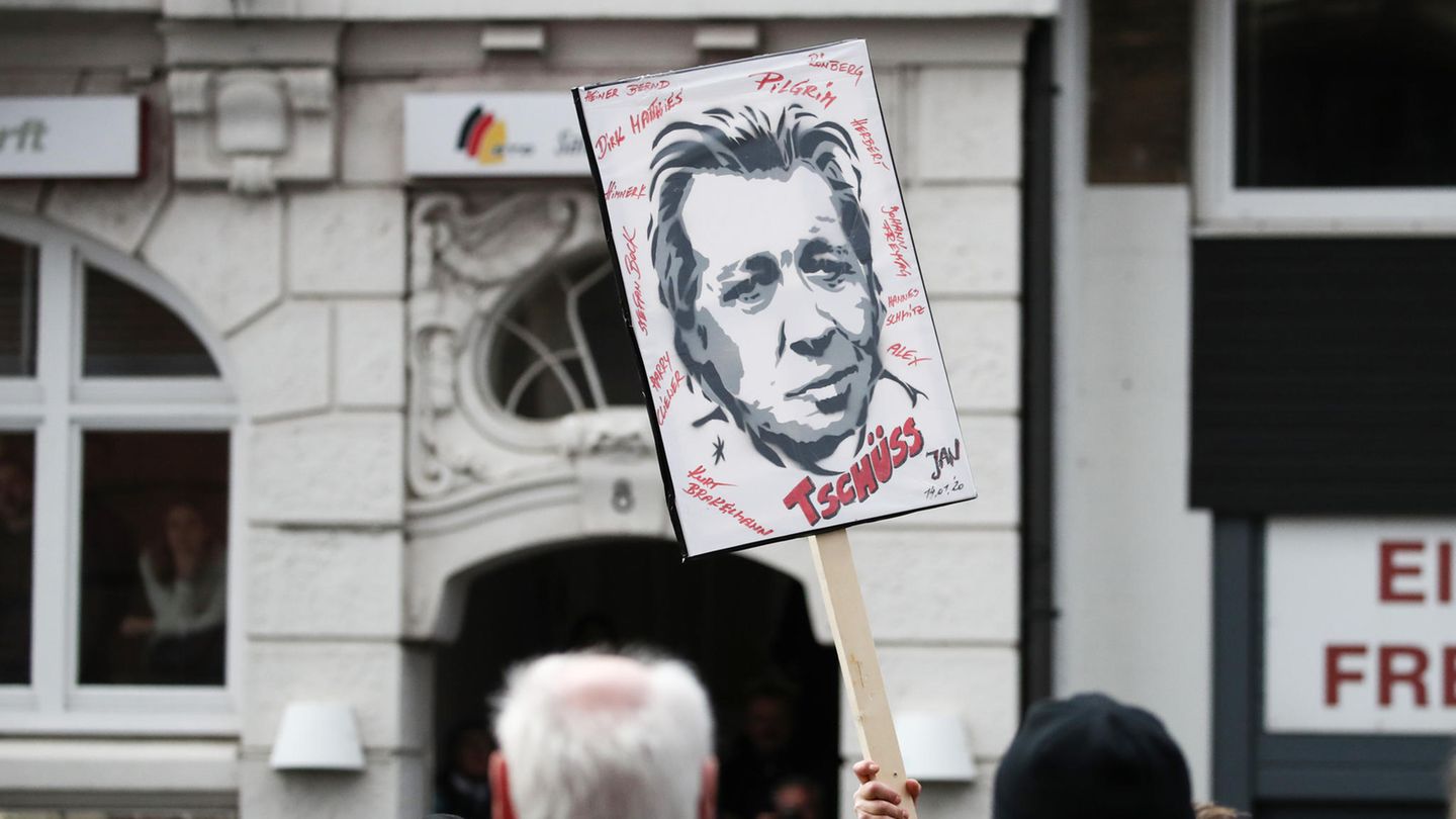 Fan mit Plakat vor dem Michel