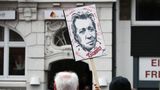 Fan mit Plakat vor dem Michel
