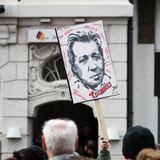 Fan mit Plakat vor dem Michel