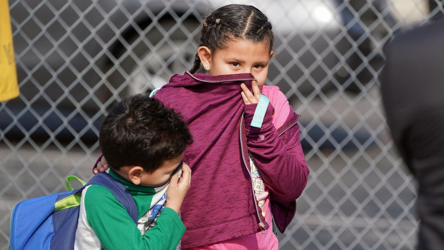 Schlechte Luft: Kinder und Erwachsene erlitten an einer Grundschule in Cudahy südlich der Stadtgrenze von Los Angeles Atemwegs- und Hautreizungen, nachdem ein Flugzeug Kerosine über dem Gebiet abließ. 