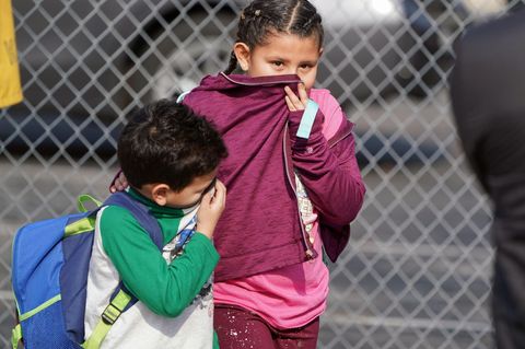 Schlechte Luft: Kinder und Erwachsene erlitten an einer Grundschule in Cudahy südlich der Stadtgrenze von Los Angeles Atemwegs- und Hautreizungen, nachdem ein Flugzeug Kerosine über dem Gebiet abließ. 