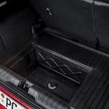 Eine Plastikwanne im Ford Puma nimmt dreckige Fracht auf