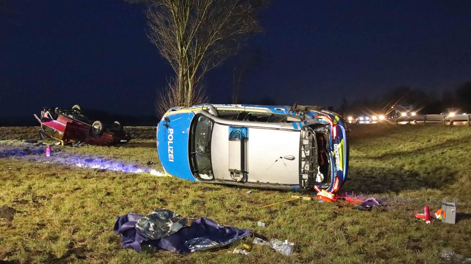 Nachrichten Deutschland Bayern Ein Pkw und ein Polizeiauto liegen nach einem Unfall auf einer Wiese neben der A92