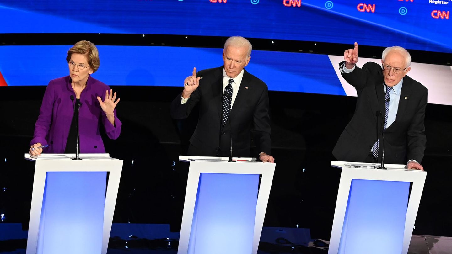 Elizabeth Warren, Joe Biden und Bernie Sanders bei der TV-Debatte in Iowa