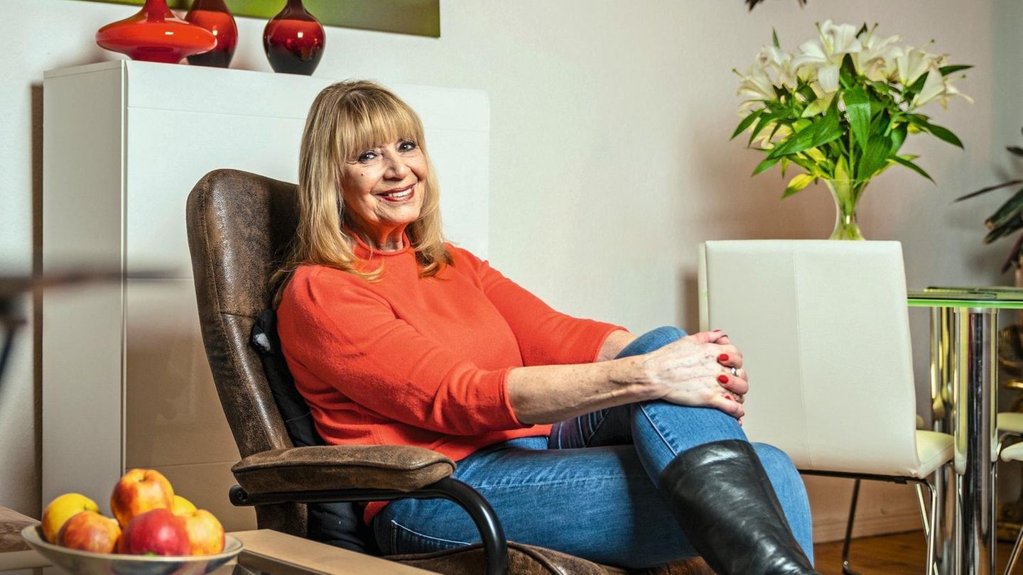 Cindy Berger, 71, zu Hause in ihrer Wohnung in ­Berlin-Steglitz