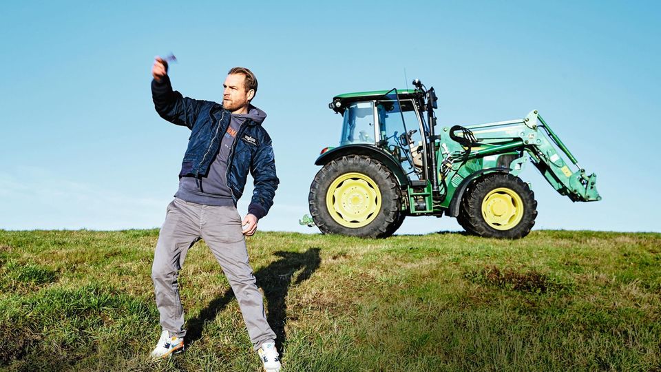 Besuch bei Schauspieler Hinnerk Schönemann (45) in der Nähe von Plau am See. Schönemann wohnt in einem knapp 50 Seelen Dorf im Einklang mit der Natur. Dort genießt er das Landleben mit seiner neuen Freundin und seinen zwei Kindern aus erster Ehe — ganz ... Hinnerk Schönemann vor seinem Trecker