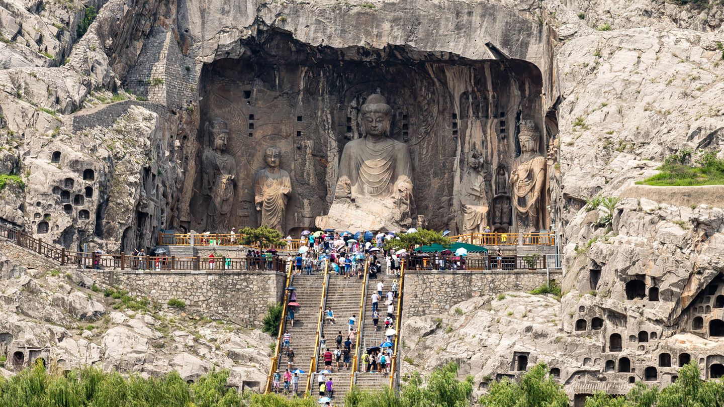 Longmen-Grotten, China  Trotz zahlreicher Kunstraube und den Folgen der Kulturrevolution beherbergen die Longmen-Grotten bei Luoyang immer noch eine der wichtigsten chinesischen Sammlungen buddhistischer Kunst – von der winzigen Figur bis zur monumentalen Statue.  Infos: Stadtbezirk Luolong, Luoyang; 8.30–17.30 Uhr; 100 Yuan; 3 Std. mit dem Zug von Xi’an.