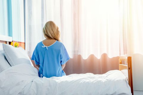 Eine blonde Frau im Krankenhaus, von hinten fotografiert
