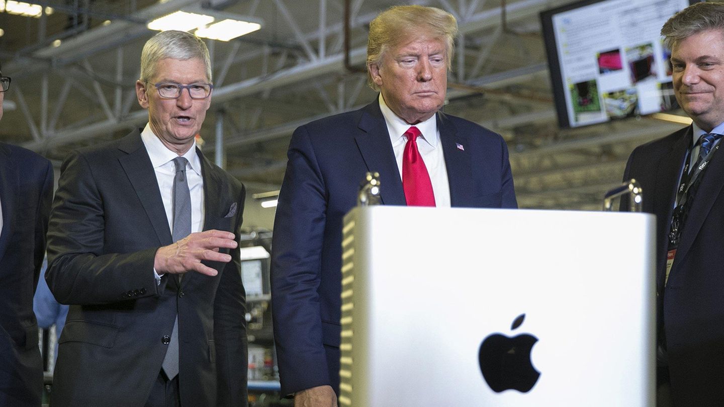 Apple-Chef Tim Cook (links) und US-Präsident Donald Trump besuchten vor wenigen Wochen eine Fabrik, in welcher der Mac Pro hergestellt wird.