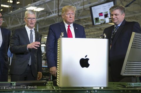Apple-Chef Tim Cook (links) und US-Präsident Donald Trump besuchten vor wenigen Wochen eine Fabrik, in welcher der Mac Pro hergestellt wird.