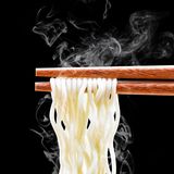 "Wie viel Umsatz wird in Japan jährlich mit wieder verwendbaren Stäbchen gemacht?"  Knifflige Schätzfrage aus der Wirtschaftswelt: Auch hier hilft wieder nur, möglichst plausible Annahmen zu treffen, um sich der realen Antwort anzunähern. Wie groß ist die japanische Bevölkerung? Wie viele nutzen wiederverwendbare Stäbchen? Wieviel kostet ein Set Stäbchen? (gefragt von: Bain & Company)