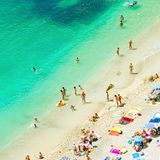 "Wie viele Schmuckstücke liegen am Strand von Nizza vergraben?"  Die Antwort kennt der Fragesteller natürlich selbst auch nicht. Trotzdem will er von Ihnen einen logischen Gedankengang hören. Zum Beispiel: Angenommen, der Strand hat jährlich X Besucher, von denen jeder Tausendste ein Schmuckstück im Sand verliert, macht das Y Schmuckstücke im Jahr. Über Z Jahre, unter Berücksichtigung, dass 80 Prozent schon wieder gefunden und und von jemand mitgenommen wurden, macht das... (gefragt von: Deloitte)