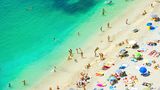 "Wie viele Schmuckstücke liegen am Strand von Nizza vergraben?"  Die Antwort kennt der Fragesteller natürlich selbst auch nicht. Trotzdem will er von Ihnen einen logischen Gedankengang hören. Zum Beispiel: Angenommen, der Strand hat jährlich X Besucher, von denen jeder Tausendste ein Schmuckstück im Sand verliert, macht das Y Schmuckstücke im Jahr. Über Z Jahre, unter Berücksichtigung, dass 80 Prozent schon wieder gefunden und und von jemand mitgenommen wurden, macht das... (gefragt von: Deloitte)