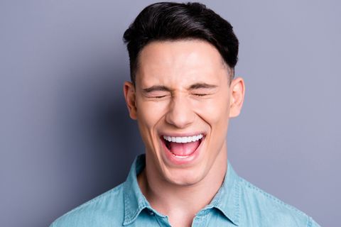 "Würdest du dich als spontan und humorvoll einschätzen?"  Der Clou bei dieser Frage: Wenn der Interviewte das gewünschte "Ja" antwortete, folgte die Aufforderung: "Dann erzähle doch mal einen Witz." Wer weder Witz noch eine andere schlagfertige Antwort parat hat, entlarvt sich hier selbst. (gefragt von: JAM! Reisen)